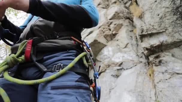 哈萨克斯坦山区 一名男子马拉松攀岩者 带着卡拉宾和绳索 紧靠着岩石爬上岩石 — 图库视频影像