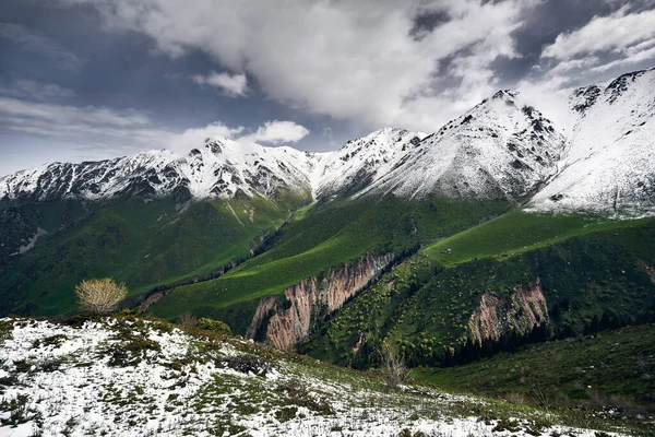 Τοπίο Της Κοιλάδας Του Βουνού Χιόνι Καταπράσινους Λόφους Κατά Συννεφιασμένο — Φωτογραφία Αρχείου