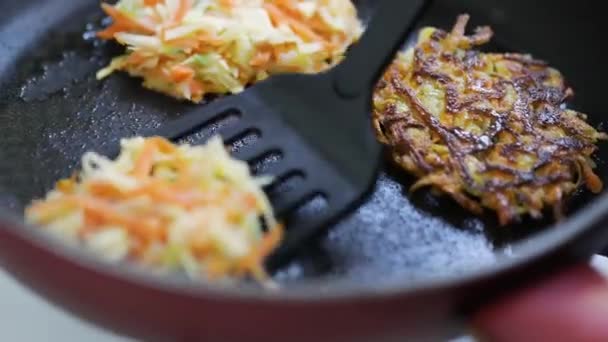 Panquecas Cenoura Batata Vegetal Caseiro Fritas Fritas Panela Cozinha Casa — Vídeo de Stock