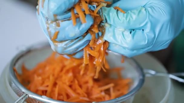Mulher Luva Azul Arranca Cenouras Raladas Para Cozinhar Fritos — Vídeo de Stock