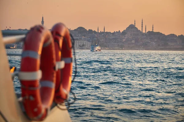 Tourist Boat Sails Orange Life Preserveron Golden Horn Sunset Bosphorus — Stock Photo, Image