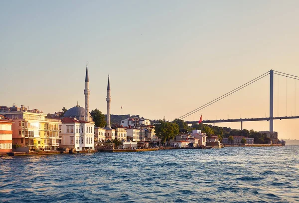 伊斯坦布尔Bosphorus桥和Ortakoy清真寺日落时从船上升起 — 图库照片