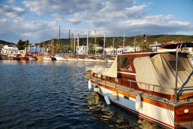 Gezinti güvertesinden Bodrum Sahili manzarası. Bodrum limanı Türkiye 'de tepelerde geleneksel beyaz evleri olan Ege Denizi' nde yelkenli tekneler, yatlar
