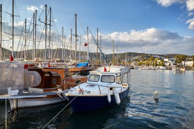 Gezinti güvertesinden Bodrum Sahili manzarası. Bodrum limanı Türkiye 'de tepelerde geleneksel beyaz evleri olan Ege Denizi' nde yelkenli tekneler, yatlar