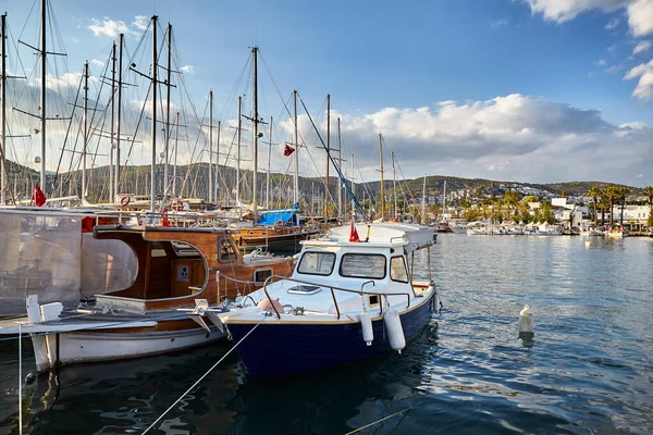 Widok Bodrum Beach Promenady Łodzie Żaglowe Jachty Morzu Egejskim Tradycyjnymi — Zdjęcie stockowe