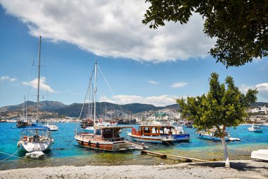 Gezinti güvertesinden Bodrum Sahili manzarası. Bodrum limanı Türkiye 'de tepelerde geleneksel beyaz evleri olan Ege Denizi' nde yelkenli tekneler, yatlar