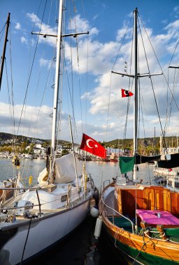 Gezinti güvertesinden Bodrum Sahili manzarası. Bodrum limanı Türkiye 'de tepelerde geleneksel beyaz evleri olan Ege Denizi' nde yelkenli tekneler, yatlar