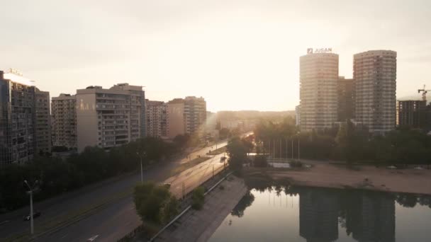 Luftaufnahme Der Straße Mit Autoverkehr Und Wolkenkratzern Der Innenstadt Und — Stockvideo