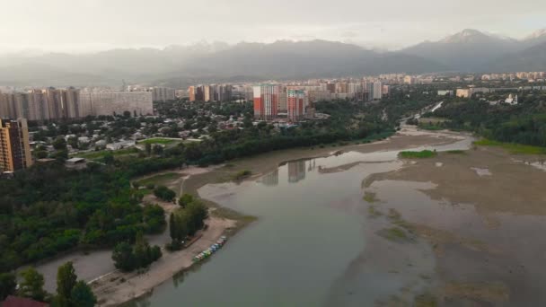 Vista Aérea Del Río Con Rascacielos Cerca Del Lago Sairan — Vídeo de stock