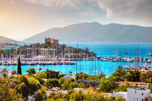 土耳其爱琴海的Bodrum城堡和Marina港口 背景为帆船和小山 — 图库照片
