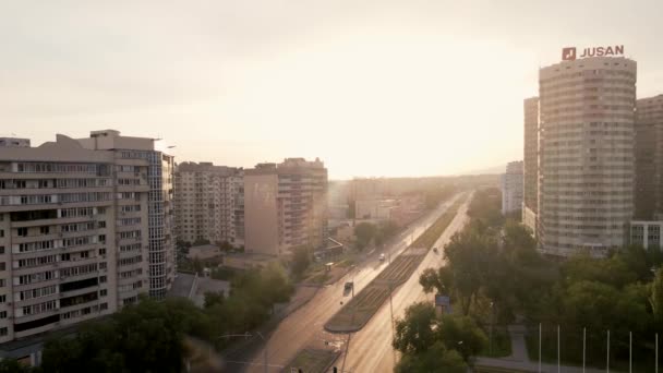 Luchtfoto Van Weg Met Autoverkeer Straat Met Wolkenkrabbers Het Centrum — Stockvideo