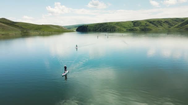 Pessoas Nadam Stand Paddle Boards Sup Lago Montanha Cazaquistão — Vídeo de Stock