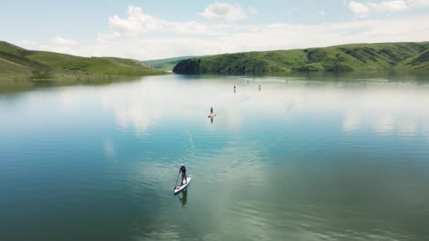 Menschen Schwimmen Beim Stand Paddle Board Sup Bergsee Kasachstan — Stockvideo