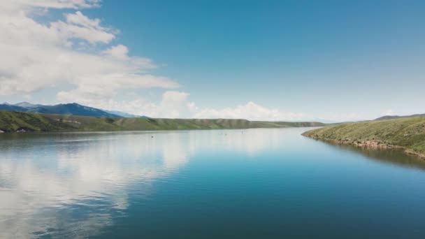 Ludzie Pływają Stojących Deskach Wiosłowych Sup Górskim Jeziorze Kazachstanie — Wideo stockowe