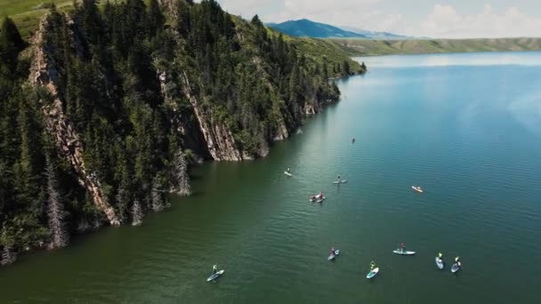 คนว ายน นกระดานพาย Sup ในทะเลสาบภ เขาในคาซ คสถาน — วีดีโอสต็อก