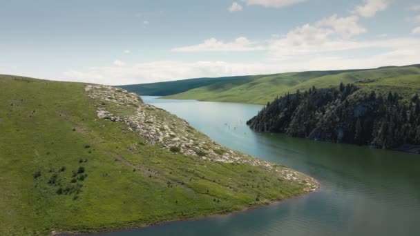 Άνθρωποι Κολυμπούν Σανίδες Κουπί Sup Στο Βουνό Λίμνη Στο Καζακστάν — Αρχείο Βίντεο