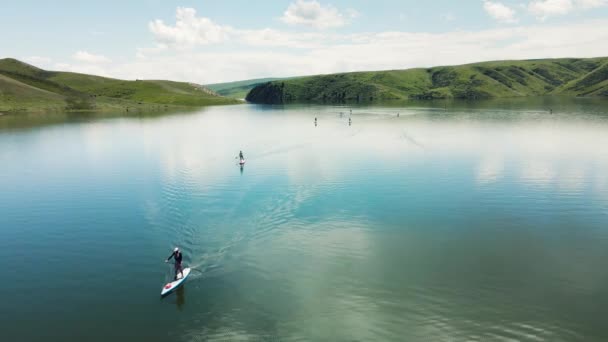 Gente Nada Stand Paddle Boards Sup Lago Montaña Kazajstán — Vídeo de stock