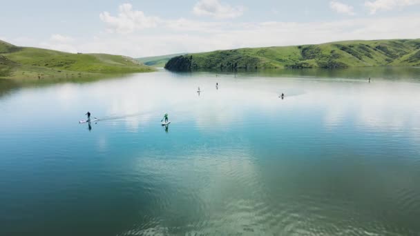 Люди Плавают Гребных Досках Sup Горном Озере Казахстана — стоковое видео