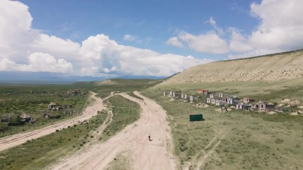 Pessoas Bicicletas Montanha Montam Estrada Rural Vale Montês Contra Céu — Vídeo de Stock