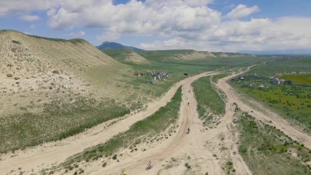Dağ Bisikletleriyle Dağ Vadisine Giden Yolda Mavi Bulutlu Gökyüzüne Karşı — Stok video