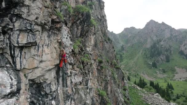 Drone Shot Strong Woman Red Shirt Climbing High Rock Mountains — Stockvideo