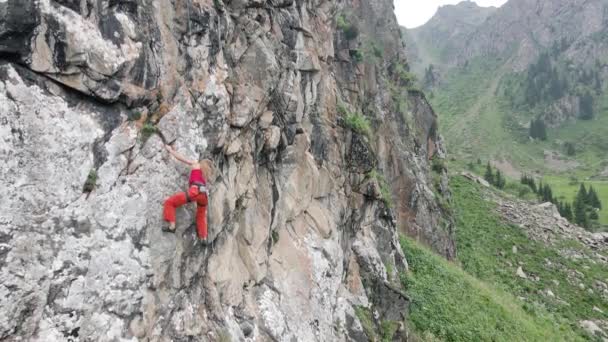 Drone Shot Strong Woman Red Shirt Climbing High Rock Mountains — Αρχείο Βίντεο