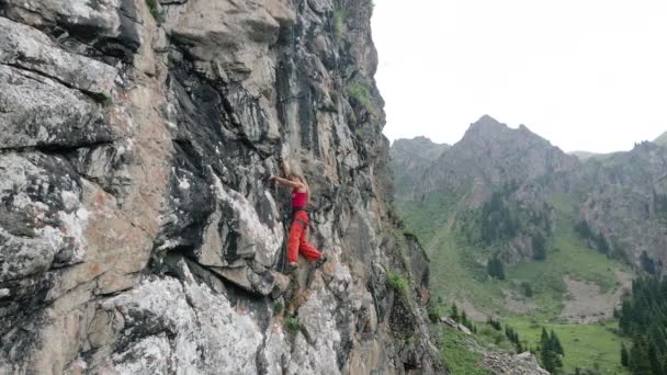 Drone Shot Strong Woman Red Shirt Climbing High Rock Mountains — Stockvideo