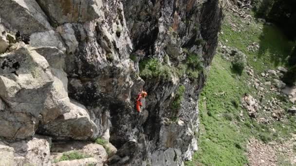 Drone Shot Strong Woman Red Shirt Climbing High Rock Mountains — Αρχείο Βίντεο