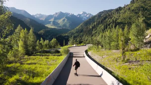 Man Ride Downhill Longboard Skateboarding Green Mountain Road Pass Concept — 图库视频影像