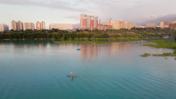 Man Stand Paddle Boards Sup Mountain Lake Sairan City Almaty — Vídeos de Stock