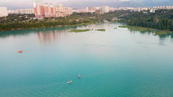 Man Stand Paddle Boards Sup Mountain Lake Sairan City Almaty — 비디오