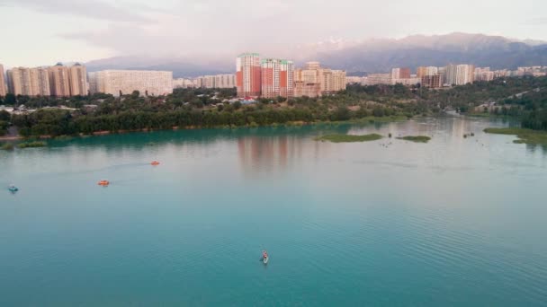 Man Stand Paddle Boards Sup Mountain Lake Sairan City Almaty — 비디오