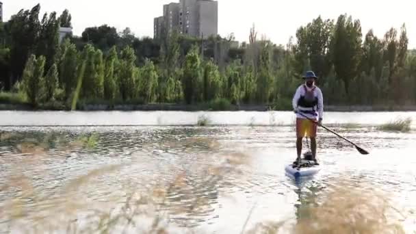 Чоловік Стендах Піднімає Весло Позашляховика Гірському Озері Сайран Місті Алмати — стокове відео