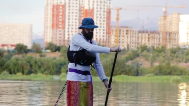 Man Stand Paddle Boards Sup Mountain Lake Sairan City Almaty — Stockvideo
