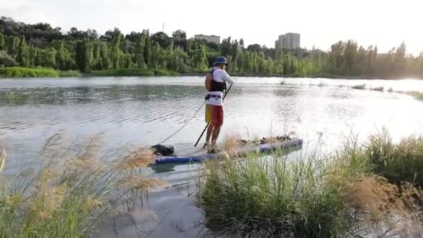 Man Stand Paddle Boards Sup Mountain Lake Sairan City Almaty — 图库视频影像