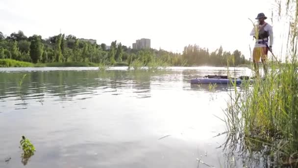 Man Stand Paddle Boards Sup Mountain Lake Sairan City Almaty — Wideo stockowe