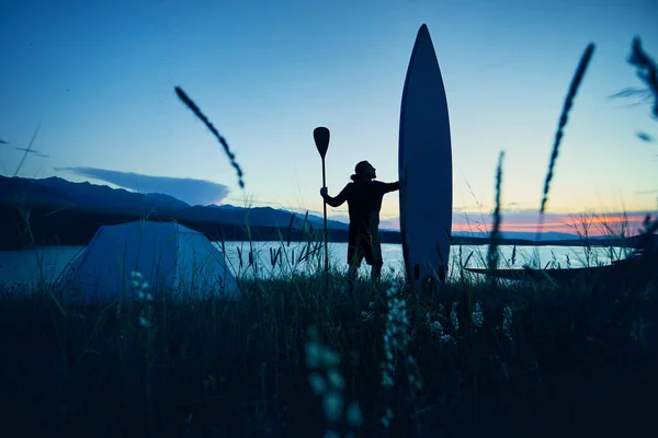 Man Silhouet Met Peddel Sup Boord Nabij Tent Kamperen Bij — Stockfoto