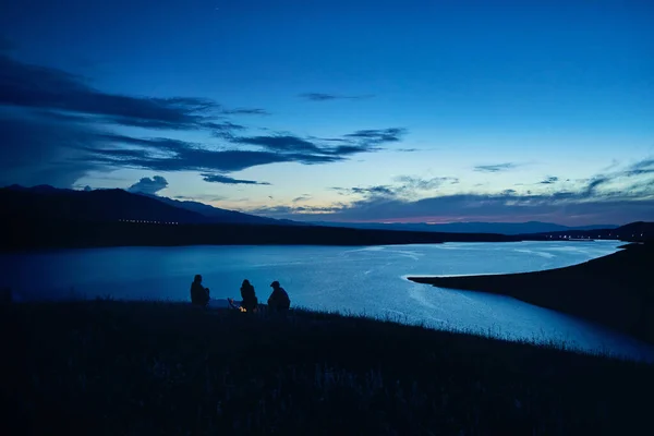 Tree People Sitting Camp Bonfire Beautiful Mountain Lake Sunset Light — Stock Photo, Image