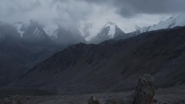 Hava Aracı Kazakistan Bulutlu Bulutlu Bir Gökyüzü Olan Dağ Vadisinde — Stok video