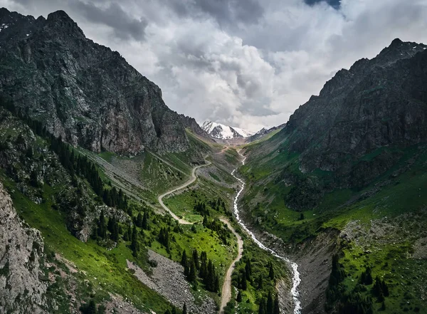 Hermoso Paisaje Las Montañas Con Glaciar Nieve Río Cielo Nublado —  Fotos de Stock