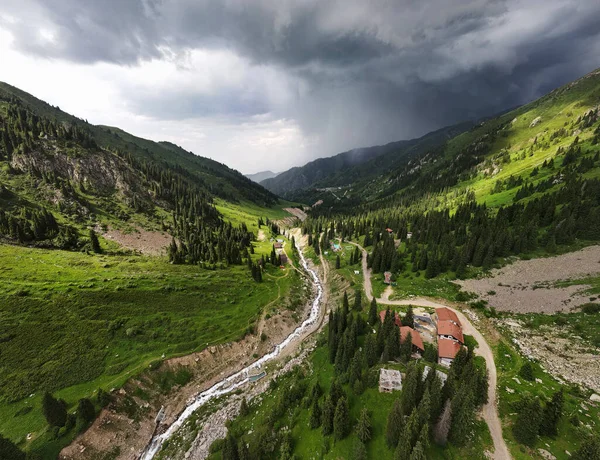 Bellissimo Scenario Delle Montagne Con Verde Collina Fiume Pioggia Tempesta — Foto Stock