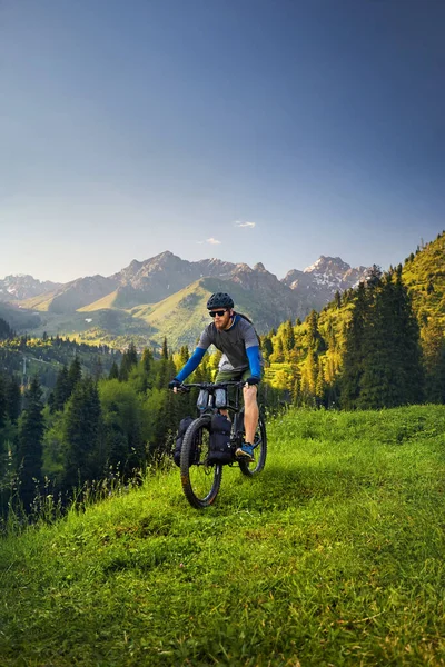 Uomo Con Dreadlocks Barba Giro Mountain Bike Con Borse Turistiche — Foto Stock