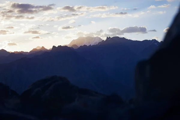 Schöne Glühende Sonnenaufgangslandschaft Des Berggipfels Mit Gletscher Und Schnee Almaty — Stockfoto