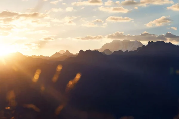 Bela Paisagem Brilhante Nascer Sol Cume Das Montanhas Com Geleira — Fotografia de Stock