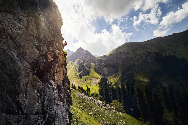 Silny Atleta Sylwetce Wspinaczka Pionową Ścianę Górach Tyan Shan Kazachstanie — Zdjęcie stockowe
