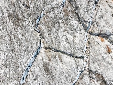 Kazakistan 'ın Almaty kenti yakınlarında çatlağı olan buzul manzarası çok güzel. İHA 'lı hava görüntüsü açık havada.