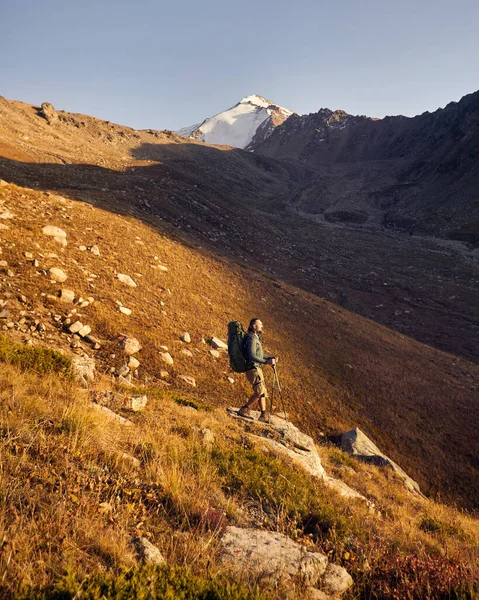 Retrato Hombre Barbudo Excursionista Turista Con Gran Mochila Bastones Trekking — Foto de Stock