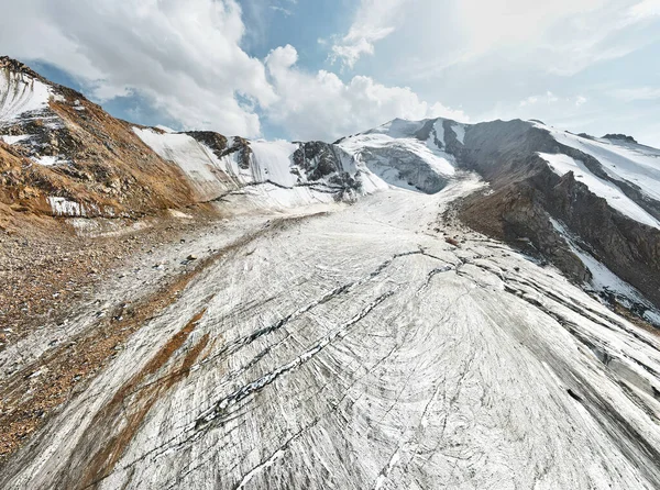 Schöne Landschaft Des Eisgletschers Mit Riss Und Schneekappe Der Berge — Stockfoto