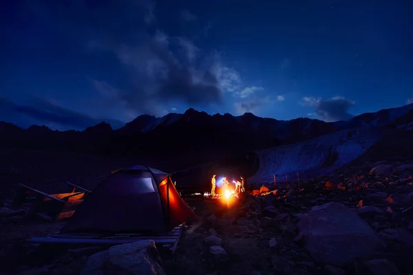 Pessoas Turísticas Com Faróis Perto Tenda Acampamento Iluminado Perto Fogueira — Fotografia de Stock