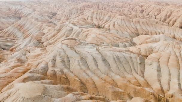 Drone Aereo Del Canyon Del Deserto Surreale Strisce Rosse Gialle — Video Stock